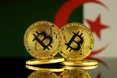 Bitcoin ve Cezayir bayrağı fiziksel sürümü. Yakın çekim.