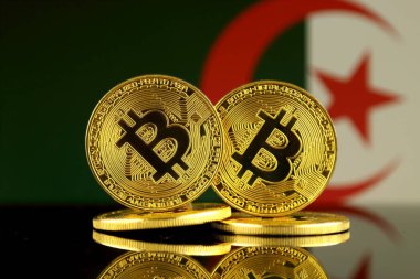 Bitcoin ve Cezayir bayrağı fiziksel sürümü. Yakın çekim.