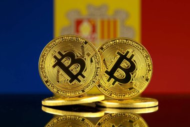 Bitcoin ve Andorra bayrağı fiziksel sürümü. Yakın çekim.