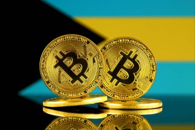 Bitcoin ve Bahamalar bayrağı fiziksel sürümü. Yakın çekim.