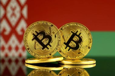 Bitcoin ve Beyaz Rusya bayrağı fiziksel sürümü. Yakın çekim.