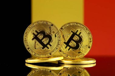 Bitcoin ve Belçika bayrağı fiziksel sürümü. Yakın çekim.