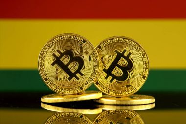 Bitcoin ve Bolivya bayrak fiziksel sürümü. Yakın çekim.