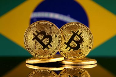 Bitcoin ve Brezilya bayrağı fiziksel sürümü. Yakın çekim.