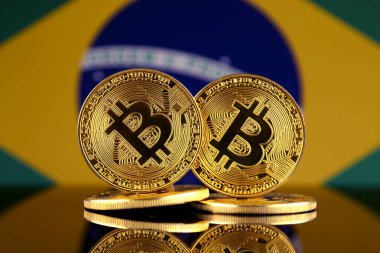 Bitcoin ve Brezilya bayrağı fiziksel sürümü. Yakın çekim.