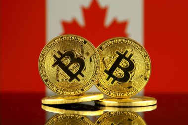 Bitcoin ve Kanada bayrağı fiziksel sürümü. Yakın çekim.