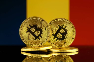 Bitcoin ve Çad bayrağı fiziksel sürümü. Yakın çekim.