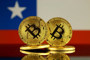 Bitcoin ve Şili bayrağı fiziksel sürümü. Yakın çekim.