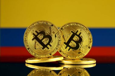 Bitcoin ve Kolombiya bayrak fiziksel sürümü. Yakın çekim.
