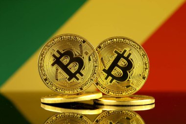 Bitcoin ve Kongo Cumhuriyeti bayrağı fiziksel sürümü. Yakın çekim.
