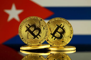 Bitcoin ve Küba bayrağı fiziksel sürümü. Yakın çekim.
