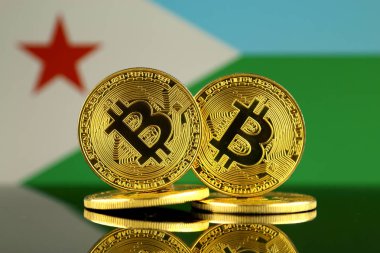 Bitcoin ve Cibuti bayrağı fiziksel sürümü. Yakın çekim.