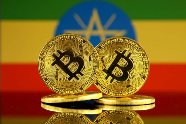 Bitcoin ve Etiyopya bayrağı fiziksel sürümü. Yakın çekim.