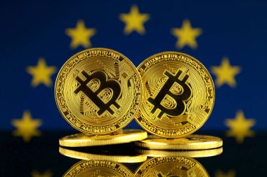 Bitcoin ve Avrupa Birliği bayrağı fiziksel sürümü. Yakın çekim.