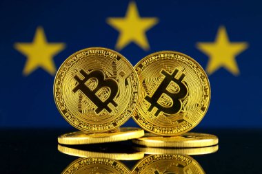 Bitcoin ve Avrupa Birliği bayrağı fiziksel sürümü. Yakın çekim.