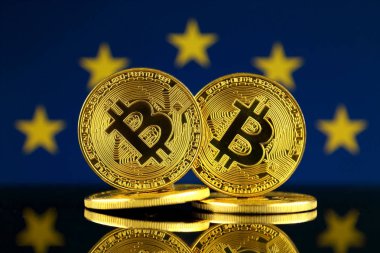 Bitcoin ve Avrupa Birliği bayrağı fiziksel sürümü. Yakın çekim.