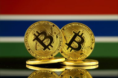Bitcoin ve Gambiya bayrak fiziksel sürümü. Yakın çekim.