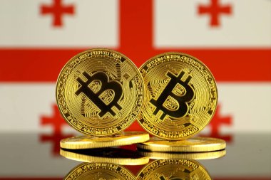 Bitcoin ve Georgia bayrağı fiziksel sürümü. Yakın çekim.