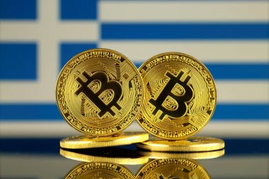 Bitcoin ve Yunanistan bayrağı fiziksel sürümü. Yakın çekim.