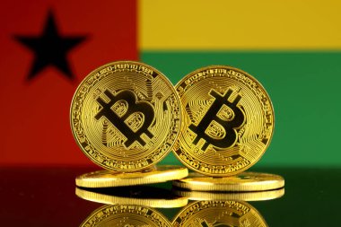 Bitcoin ve Gine Bissau bayrak fiziksel sürümü. Yakın çekim.