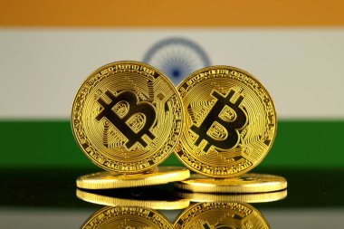 Bitcoin ve Hindistan bayrağı fiziksel sürümü. Yakın çekim.