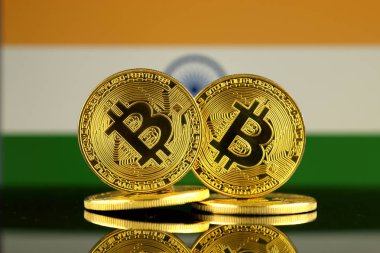 Bitcoin ve Hindistan bayrağı fiziksel sürümü. Yakın çekim.