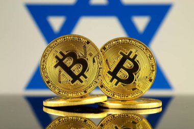 Bitcoin ve İsrail bayrağı fiziksel sürümü. Yakın çekim.