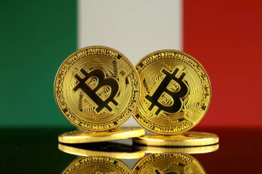 Bitcoin ve İtalya bayrağı fiziksel sürümü. Yakın çekim.