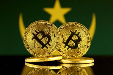 Bitcoin ve Moritanya bayrak fiziksel sürümü. Yakın çekim.