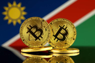 Bitcoin ve Namibya bayrak fiziksel sürümü. Yakın çekim.