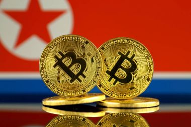 Bitcoin ve Kuzey Kore bayrağı fiziksel sürümü. Yakın çekim.