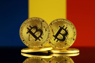 Bitcoin ve Romanya bayrağı fiziksel sürümü. Yakın çekim.