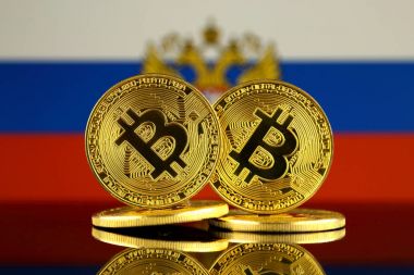 Bitcoin ve Rusya bayrağı fiziksel sürümü. Yakın çekim.