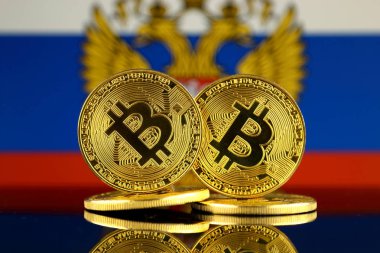 Bitcoin ve Rusya bayrağı fiziksel sürümü. Yakın çekim.