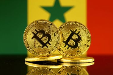 Bitcoin ve Senegal bayrak fiziksel sürümü. Yakın çekim.