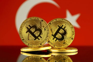 Bitcoin ve Türkiye bayrağı fiziksel sürümü. Yakın çekim.