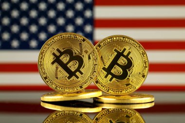 Bitcoin ve Amerika Birleşik Devletleri bayrağı fiziksel sürümü. Yakın çekim.