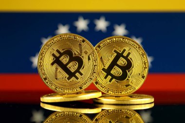 Bitcoin ve Venezuela bayrak fiziksel sürümü. Yakın çekim.