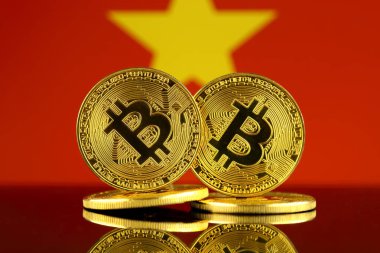Bitcoin ve Vietnam bayrağı fiziksel sürümü. Yakın çekim.