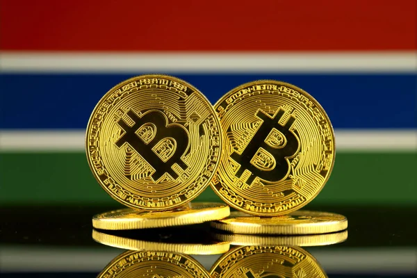 Bitcoin ve Gambiya bayrak fiziksel sürümü. Yakın çekim.