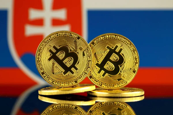 物理版 Bitcoin とスロバキアの旗 クローズ アップ — ストック写真