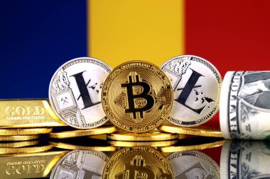Bitcoin, Litecoin, altın, bize dolar ve Romanya bayrağı fiziksel sürümü. Cryptocurrency, altın ve dolar yatırımcılar için kavramsal görüntü.