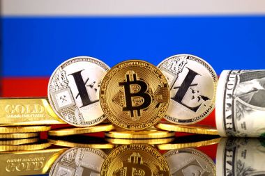 Bitcoin, Litecoin, altın, bize dolar ve Rusya bayrağı fiziksel sürümü. Cryptocurrency, altın ve dolar yatırımcılar için kavramsal görüntü.