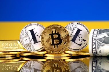Bitcoin, Litecoin, altın, bize dolar ve Ukrayna bayrağı fiziksel sürümü. Cryptocurrency, altın ve dolar yatırımcılar için kavramsal görüntü.
