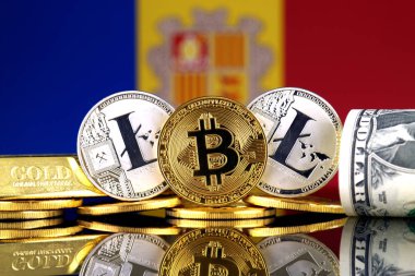 Bitcoin, Litecoin, altın, bize dolar ve Andorra bayrağı fiziksel sürümü. Cryptocurrency, altın ve dolar yatırımcılar için kavramsal görüntü.