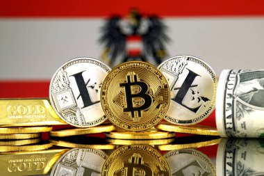 Bitcoin, Litecoin, altın, bize dolar ve Avusturya bayrağı fiziksel sürümü. Cryptocurrency, altın ve dolar yatırımcılar için kavramsal görüntü.