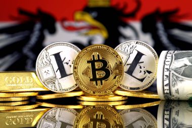 Bitcoin, Litecoin, altın, bize dolar ve Avusturya bayrağı fiziksel sürümü. Cryptocurrency, altın ve dolar yatırımcılar için kavramsal görüntü.