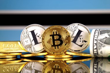 Bitcoin, Litecoin, altın, bize dolar ve Botsvana bayrağı fiziksel sürümü. Cryptocurrency, altın ve dolar yatırımcılar için kavramsal görüntü.