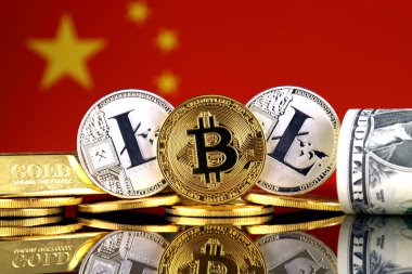 Bitcoin, Litecoin, altın, bize dolar ve Çin bayrağı fiziksel sürümü. Cryptocurrency, altın ve dolar yatırımcılar için kavramsal görüntü.