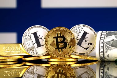 Bitcoin, Litecoin, altın, bize dolar ve Finlandiya bayrağı fiziksel sürümü. Cryptocurrency, altın ve dolar yatırımcılar için kavramsal görüntü.
